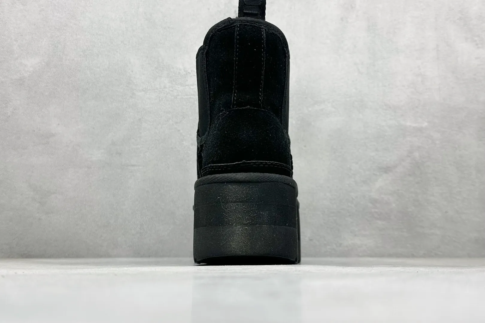 🐲💰 560 supports store UGG sheepskin and fur integrated snow boots 4526 Chelsea thick soles. All shoes are made of ZP from the same factory. Longfeng A-grade Australian imported sheepskin and fur integrated brand OEM production line fully follows the ZP process. OEM original pattern maker adheres to the principle of no original shoes and no development selection. Pay attention to every detail. The most correct version on the market 35-40. Item number: 1134526